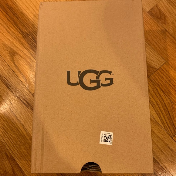 Brand new (only tried on) UGG ARIES SIZE W 6.5 - Picture 5 of 7